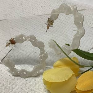 🌸White Scalloped Acrylic Hoop Earrings